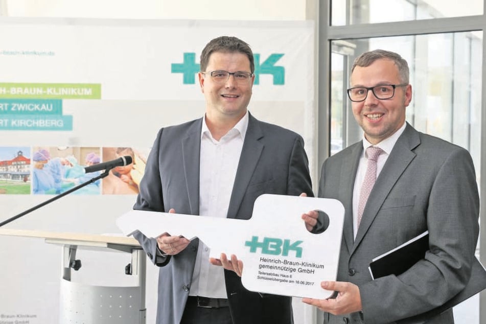 Architekt Christian Strauss (l.), übergibt den symbolischen Schlüssel für den
neuen Anbau an HNO-Chefarzt Dr. Joachim Stadler.