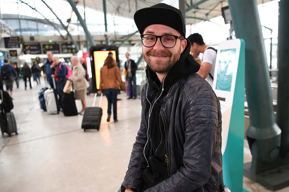 Schnappschuss: Sänger und Songwriter Mark Forster wartet im Bahnhof Lille Europe auf den Zug.
