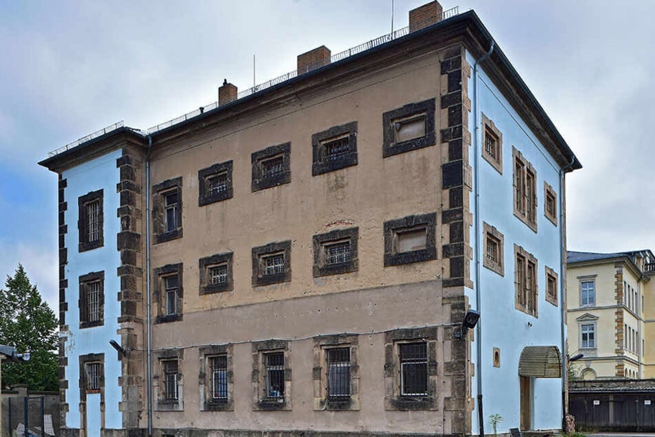 Die ehemalige JVA Großenhain liegt zentrumsnah zwischen Eisdiele und HNO-Praxis, direkt an der Bundesstraße 101.