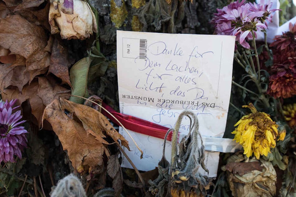 Zahlreiche Blumen und Trauerbekundungen wurden für die ermordete Studentin niedergelegt.