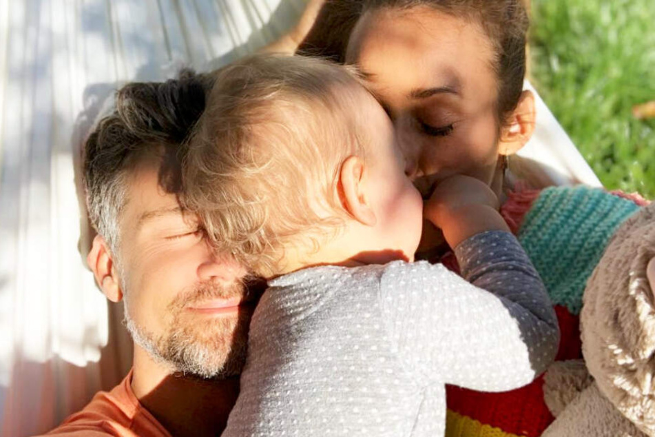 Glückliche Familie: Annemarie und Wayne Carpendale mit ihrem Söhnchen Mads.
