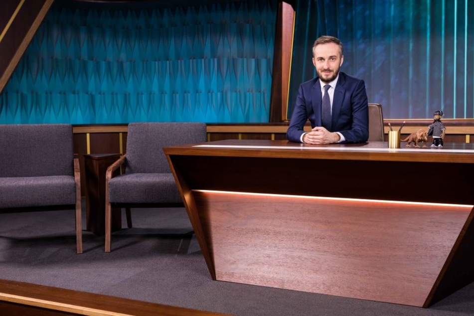 Jan Böhmermann sieht im Anzug wenig kindisch aus.