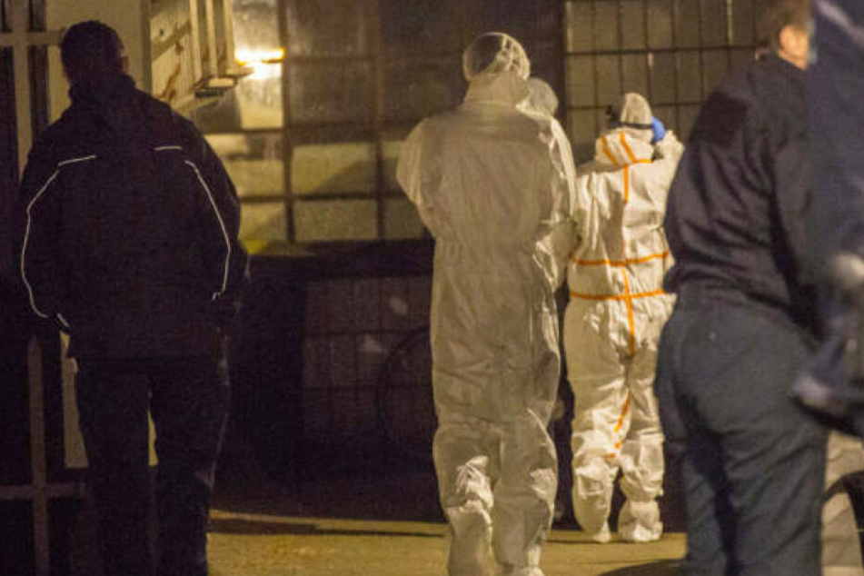 Die Mordkommission untersuchte das Treppenhaus, in dem sich die Tat ereignet hatte.