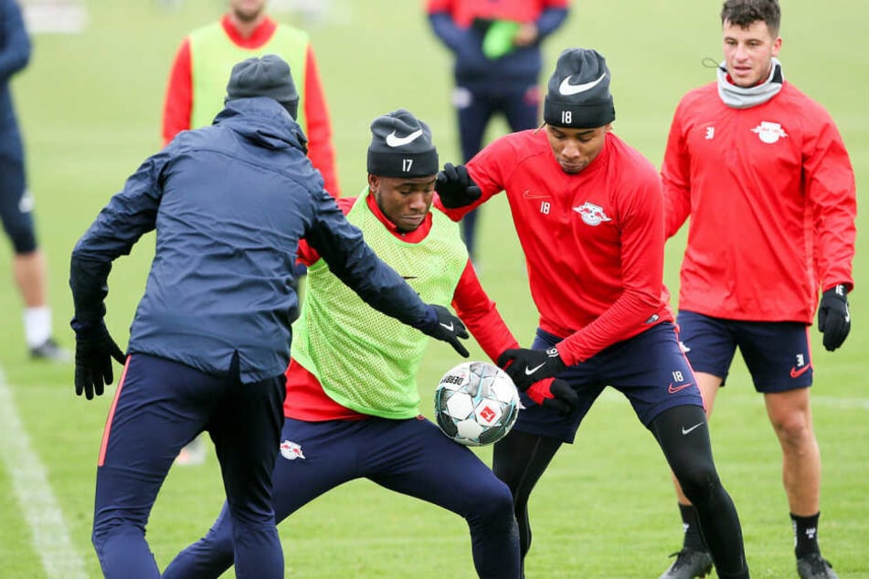 Trainer Julian Nagelsmann (l.) versucht im Training, Lookman den Ball abzunehmen. Auch im Team hat er den Engländer fast komplett aus dem Rennen genommen.