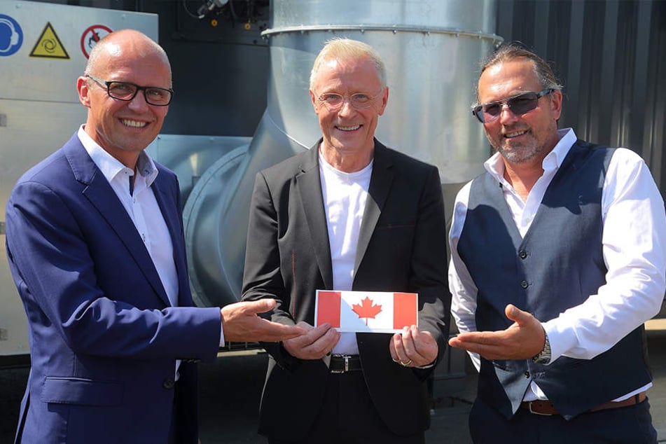 Freut sich, endlich einen Käufer gefunden zu haben: Wolle Förster mit Morten Lars Brandt (l.) und Josef Späth (r.) vom kanadischen Konzern "maricann".