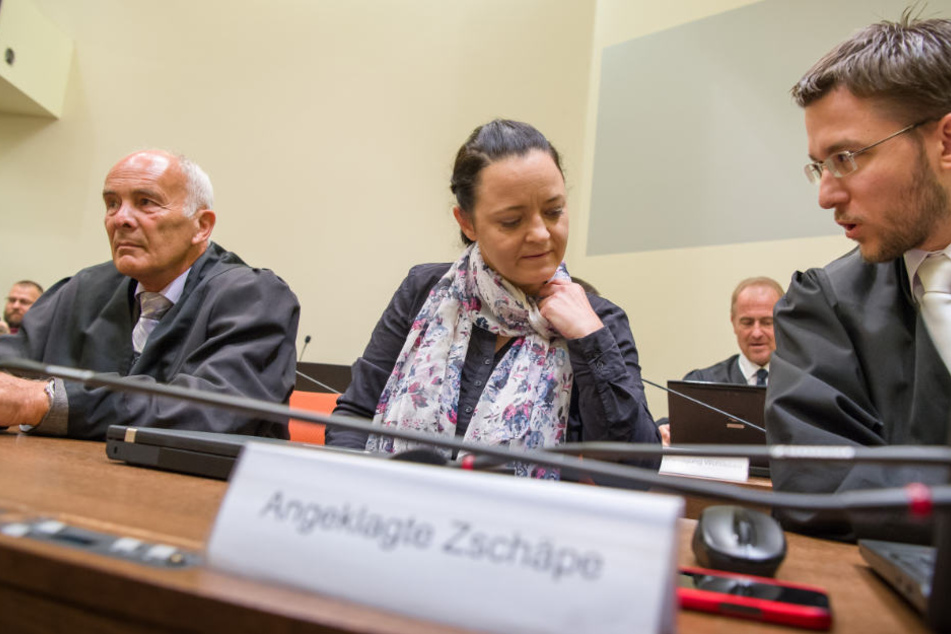 Beate Zschäpe im Gerichtssaal des Oberlandesgericht mit ihren Anwälten Hermann Borchert (l.) und Mathias Grasel (r.).