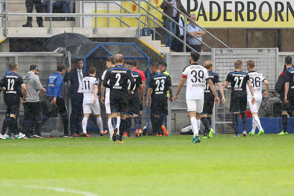 Die Partie musste wegen starkem Unwetter zehn Minuten unterbrochen werden.