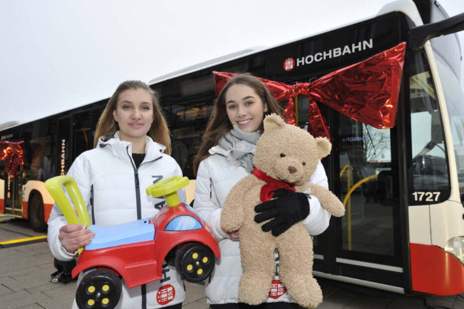 Die Auszubildenden der Hochbahn nehmen die Geschenke entgegen.