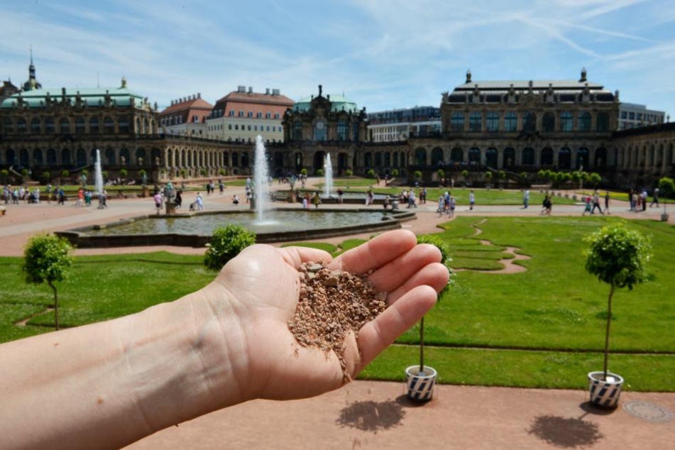 Der Sand zerfällt in feinen scharfkantigen Staub, den nicht einmal Vitrinen aufhalten können.