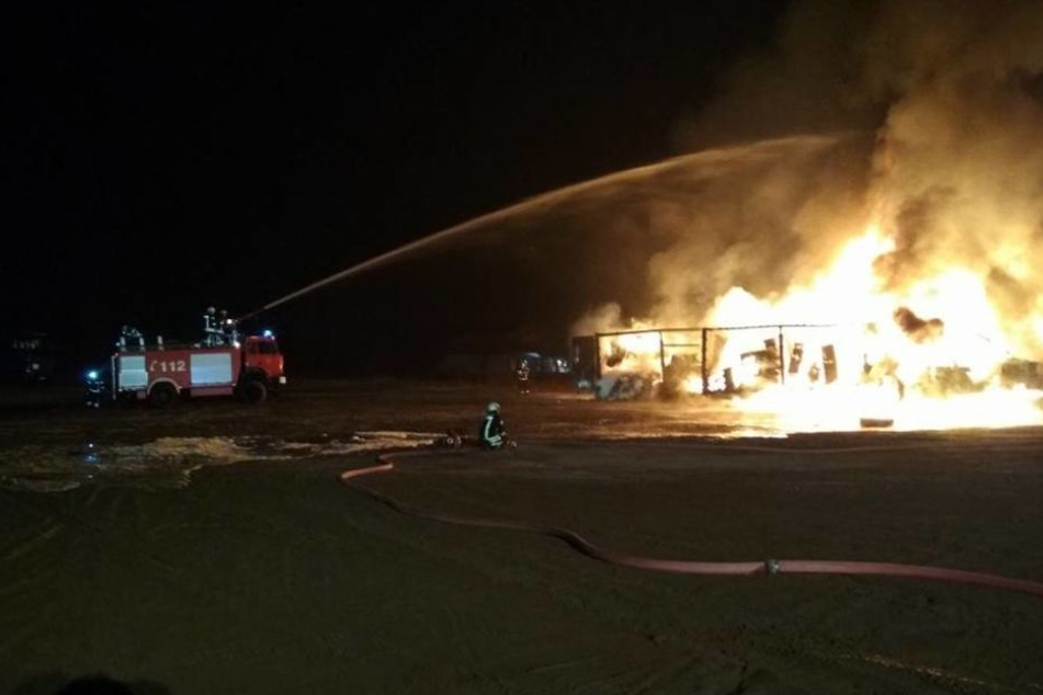 Die Feuerwehr kämpfte die ganze Nacht darum, die Flammen unter Kontrolle zu bringen.