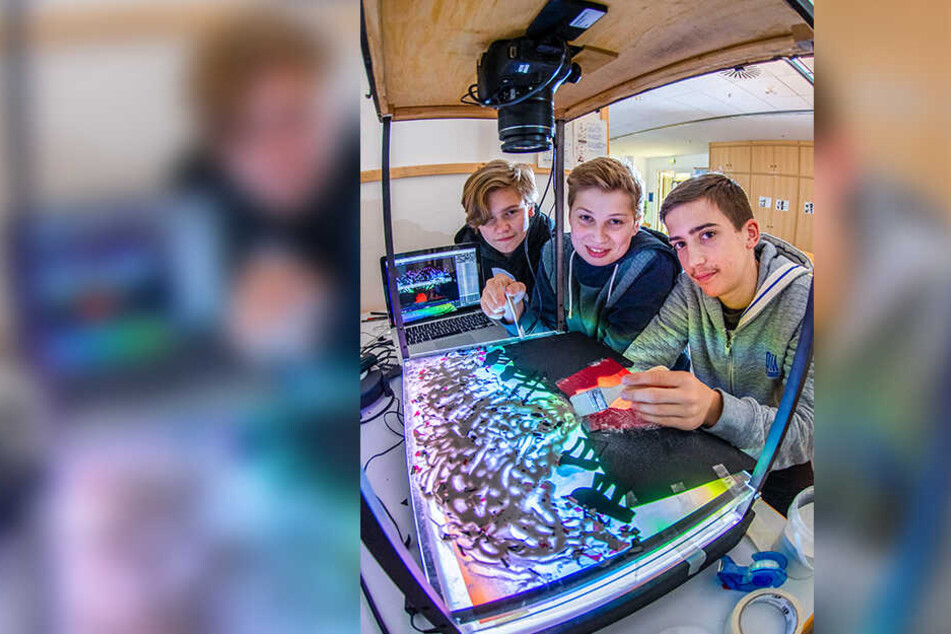 In aufwendiger Handarbeit arbeiten Oskar (v.l.), Lenny und Moritz an einem Trickfilm.
