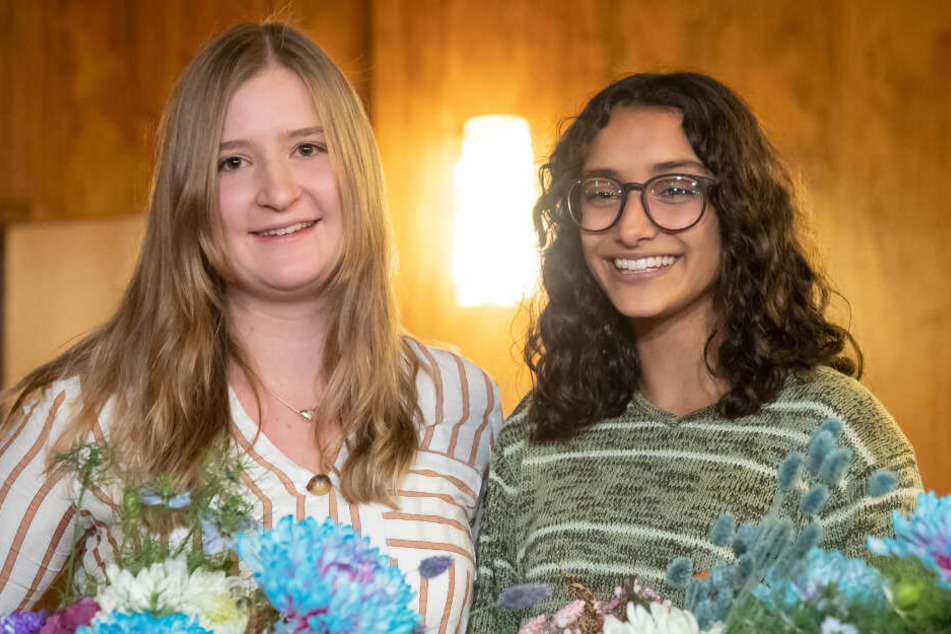 Benigna Munsi (r.), bekommt nach der Wahl von Vorgängerin Rebecca Ammon Blumen überreicht. Sie war nach 2015 und 2016 wieder das erste blonde Christkind.