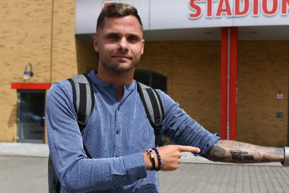 Rafal Gikiewicz zeigt sein Vereins-Tattoo.