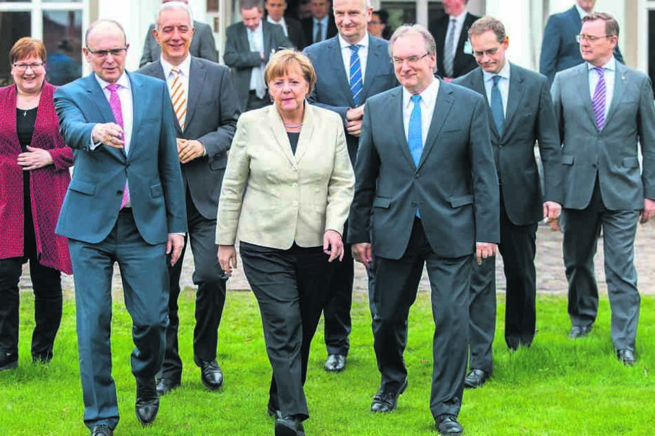 Bundeskanzlerin Angela Merkel (62, CDU) im Kreise der
Ost-Ministerpräsidenten.
