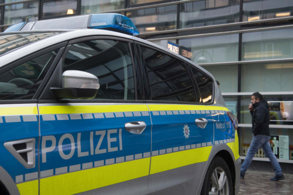 Der Kleintransporter rammte den Streifenwagen während der Fahrt zu einem Einsatz. (Symbolbild)