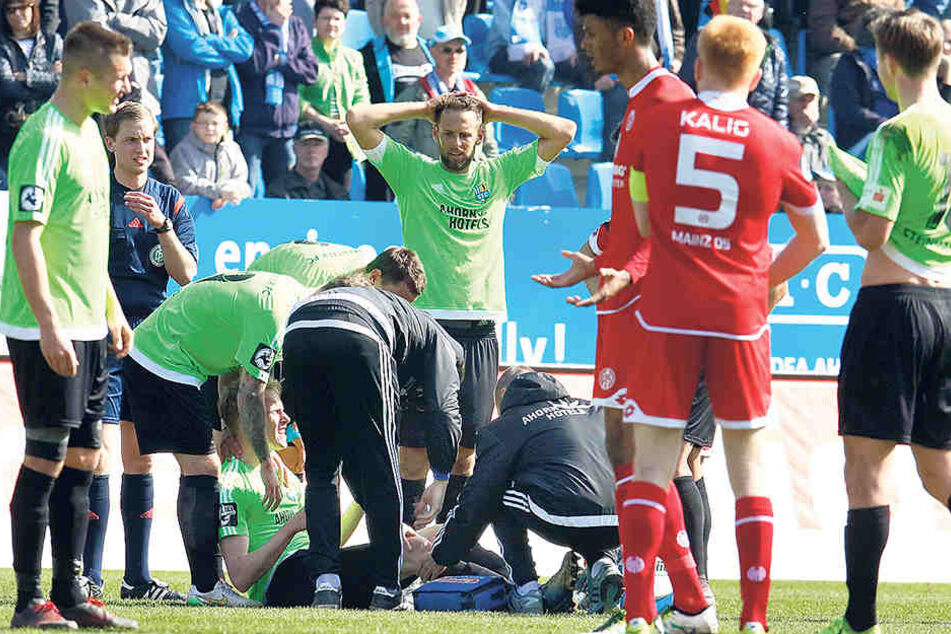 Am 2. April im Heimspiel gegen Mainz verletzte sich Tom Scheffel zum zweiten Mal innerhalb eines Jahres am Kreuzband. Teamkollege Marc Endres schlägt die Hände über dem Kopf zusammen.