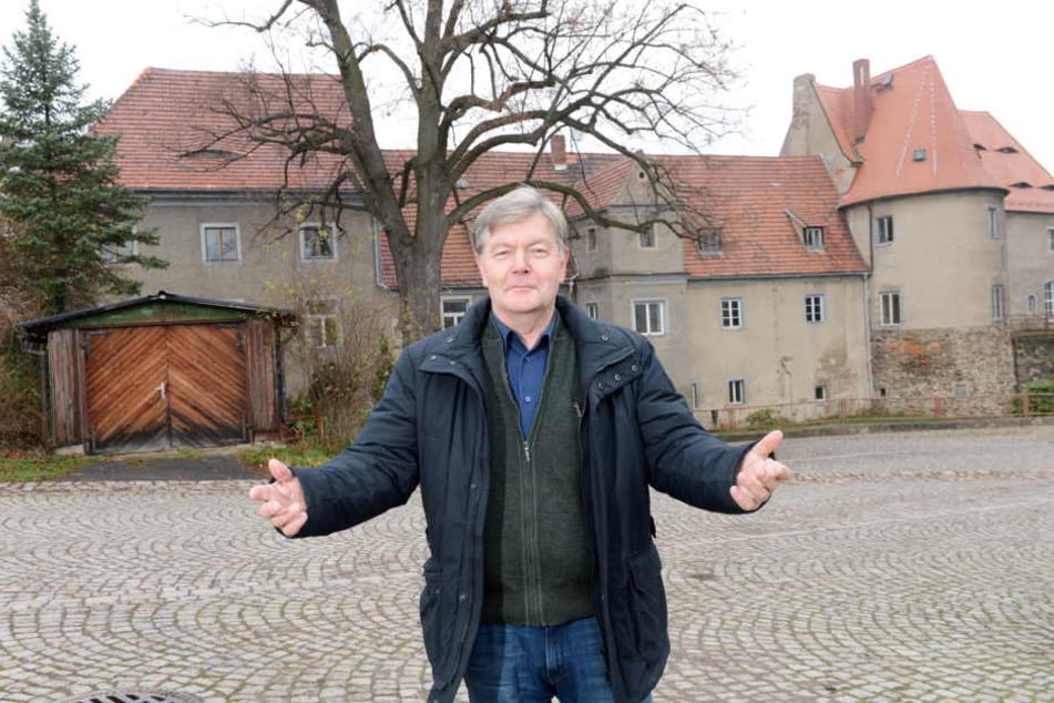 Soll öffentlich zugänglich bleiben: Klipphausens Bürgermeister Gerold Mann
(62, parteilos) vorm Schloss Rothschönberg bei Meißen.