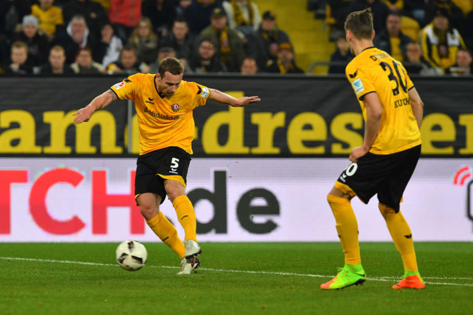 Manuel Konrad (li.) zieht hier zum 1:2 ab.
