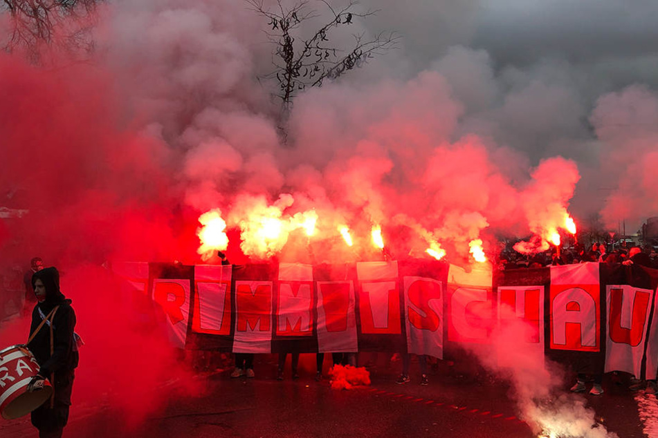 Pyrotechnik pur! Die Crimmitschauer Fans waren bei ihrem Fußmarsch ins Deggendorfer Stadion nicht zu übersehen und auch nicht zu überhören.