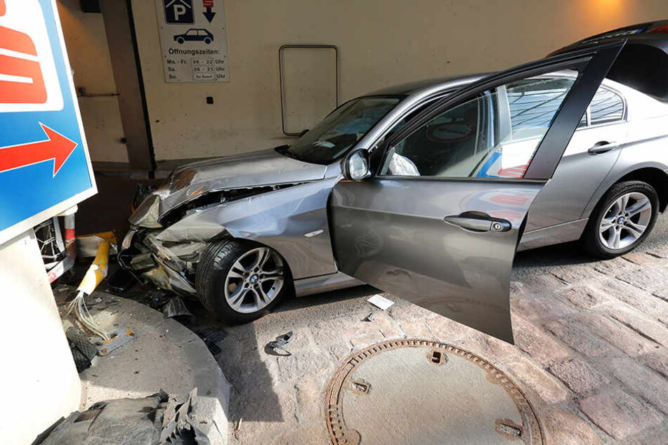 Die Front des BMW wurde bei dem Unfall komplett demoliert.