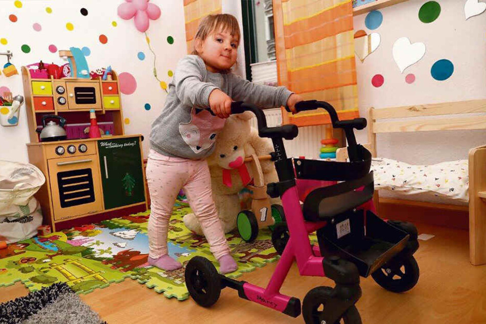 Muss mit einem Mini-Rollator laufen: Die kleine Milanka-Nicole (3) gilt zu 90 Prozent als schwerbehindert.
