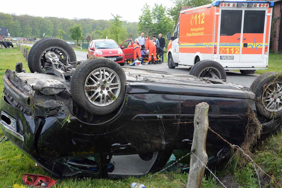 Das Auto überschlug sich. Eine 16-Jährige wurde bei dem Unfall aus dem Auto geschleudert.