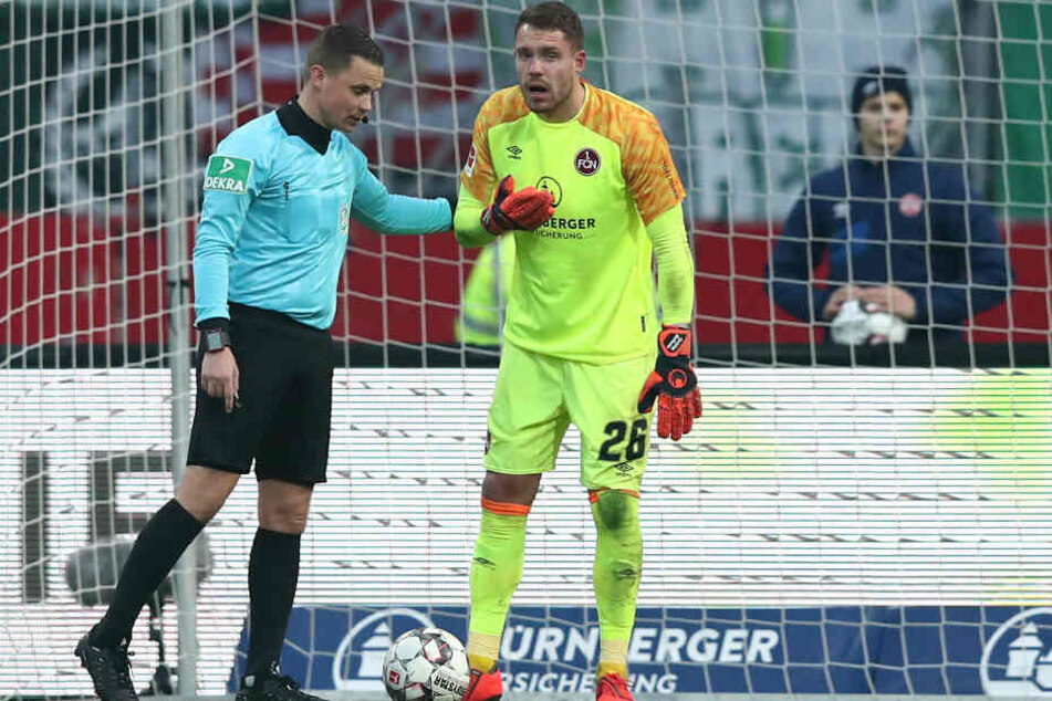 Spielte nachdem er kurz bewusstlos war einfach weiter: Nürnbergs Keeper Mathenia in der Partie gegen den SV Werder Bremen.