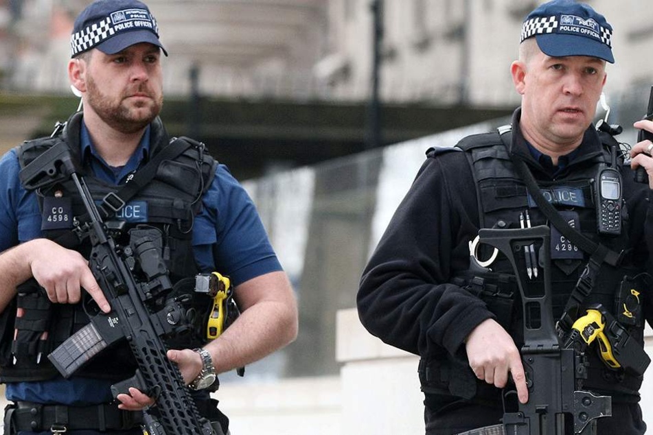 Bewaffnete Polizisten patrouillieren am 23. März in London vor dem New Scotland Yard Hauptquartier. Die Stadt kommt auch in diesem Sommer nicht zur Ruhe!