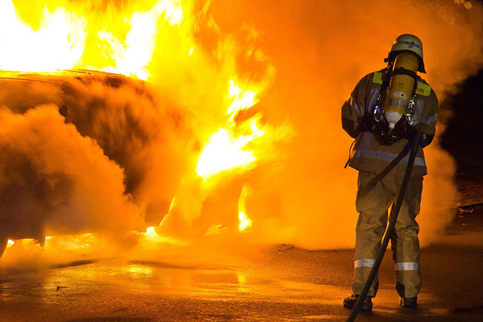 Das Auto stand in Vollbrand. Der Fahrer überlebte nicht. (Symbolbild)