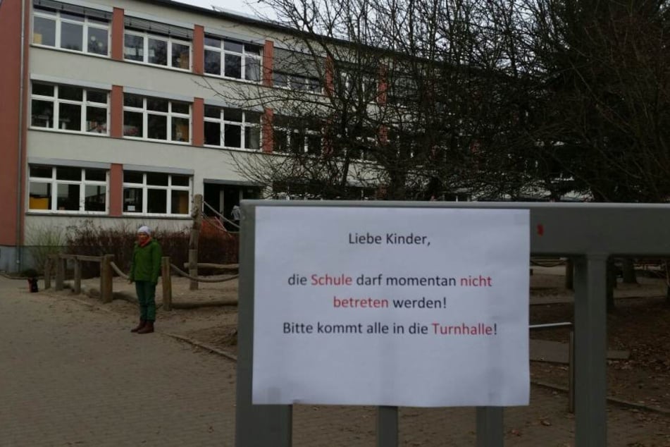 Sprengstoff-Alarm in der Grundschule "Jürgen Reichen" in Dresden am Mittwoch.
