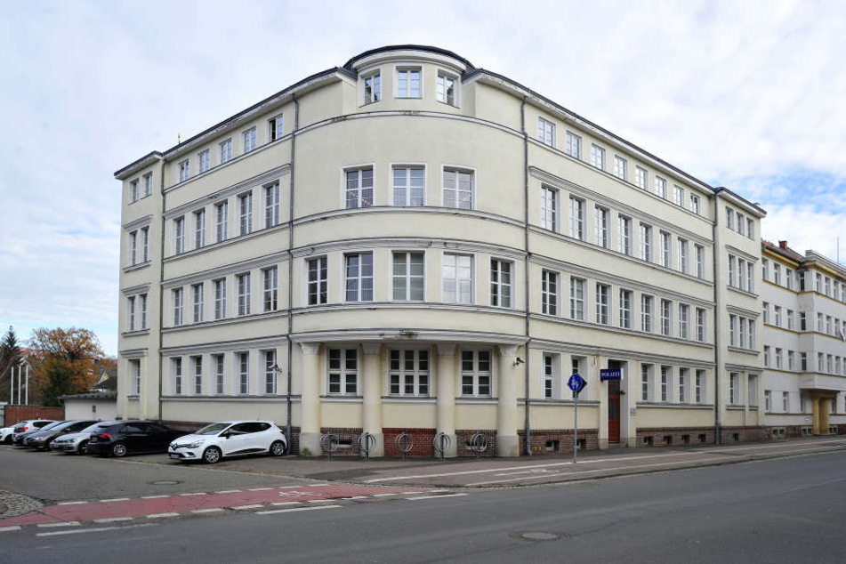 Im Polizeirevier Döbeln kam es zwischen zwei Staatsdienern zu heftigen Auseinandersetzungen wegen einer Frau. Es gab Beleidigungen und eine Körperverletzung.