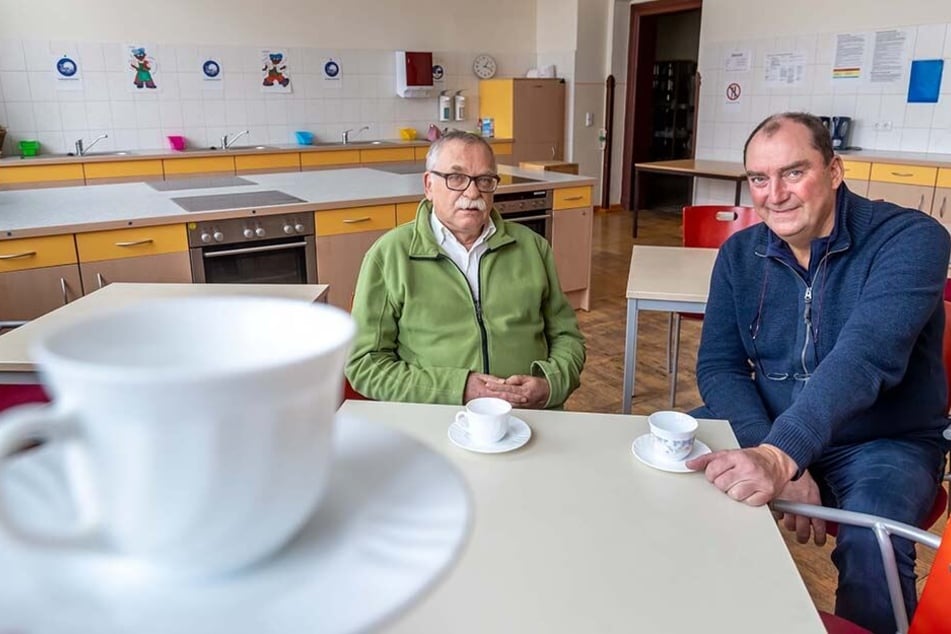 Michael Härig (62, l.) vom Verein "Menschen mit Zukunft" und Frank Bettermann (57), Geschäftsführer der Schule, eröffnen ein Café für Alleinerziehende.