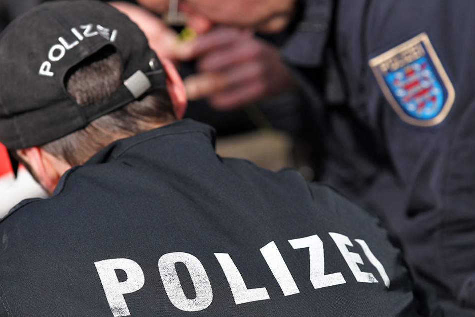 Die 88-Jährige glaubte den Fake-Polizisten, als diese vorgaben, ihr Bargeld auf Fälschungen überprüfen zu wollen. (Symbolbild)