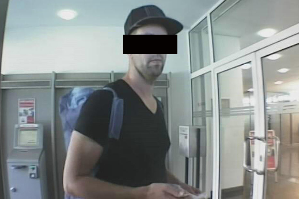 Da war er noch guter Hoffnung: Bankräuber Sven N. (34) bei der "Arbeit", aufgenommen von der Überwachungskamera.