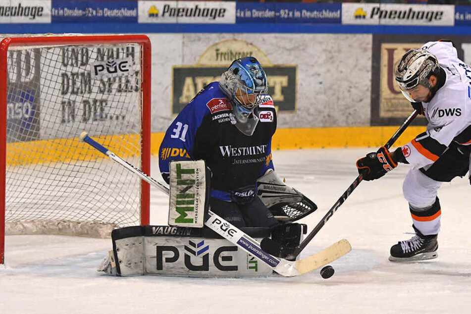 Hier kann Eislöwen-Goalie Marco Eisenhut zwar einen Treffer von Mathieu Tousignant verhindern, aber dann kassierte er in der Verlängerung das 3:4.