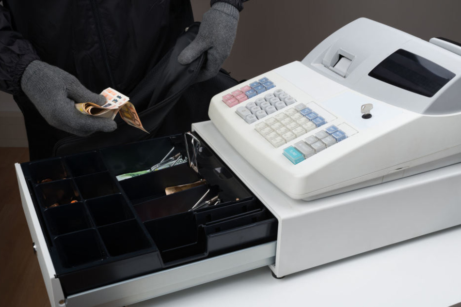 Mit viel Geld in Form der Tageseinnahmen machte sich der Räuber auf die Flucht. (Symbolbild)