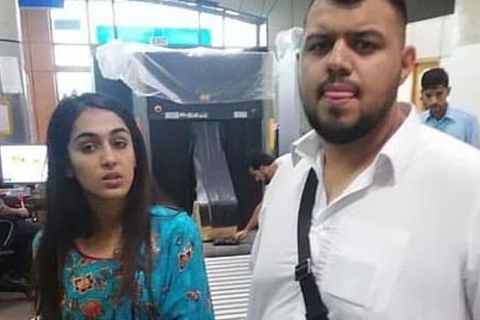 Mohammed Tahir Ayaz (26) und seine Frau Ikra Hussain (20) am Flughafen in Pakistan.