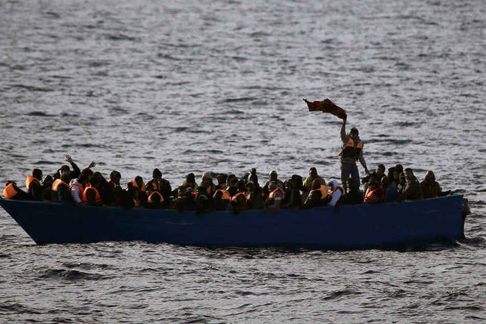 In alten Booten kommen die Flüchtlinge übers Meer und hoffen auf das Paradies in Deutschland.