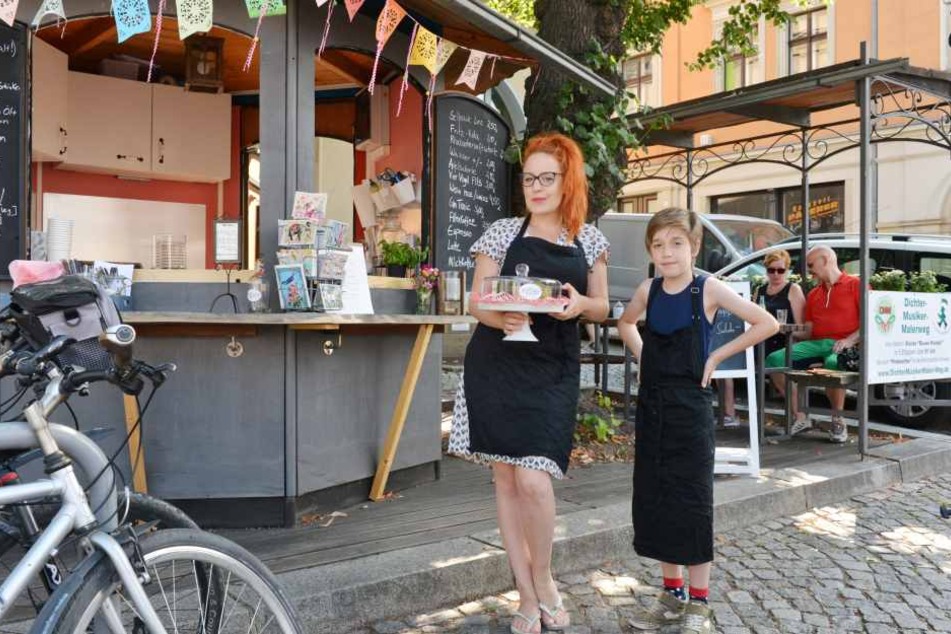 Klein, aber fein: Der Imbiss-Pavillon von Clarissa Karnikowski ist derzeit mit Fähnchen geschmückt.