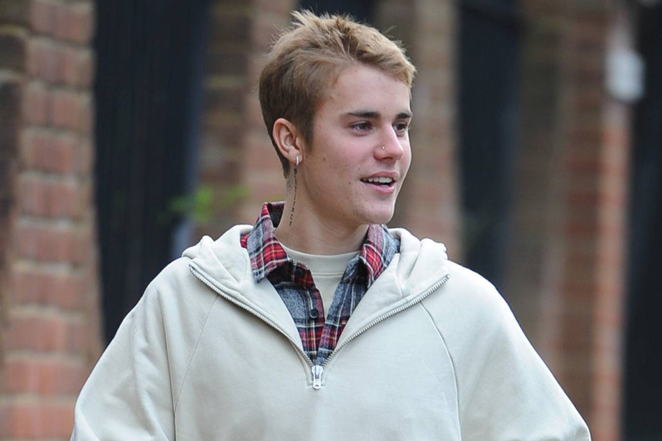 Superstar Justin Bieber (22) hat in einer kanadischen Kneipe ein Spontan-Konzert gegeben.