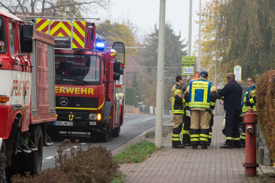 Rettungskräfte überprüften bereits Anfang November bei einer Evakuierung, ob alle Bewohner aus den Wohnungen gegangen sind.