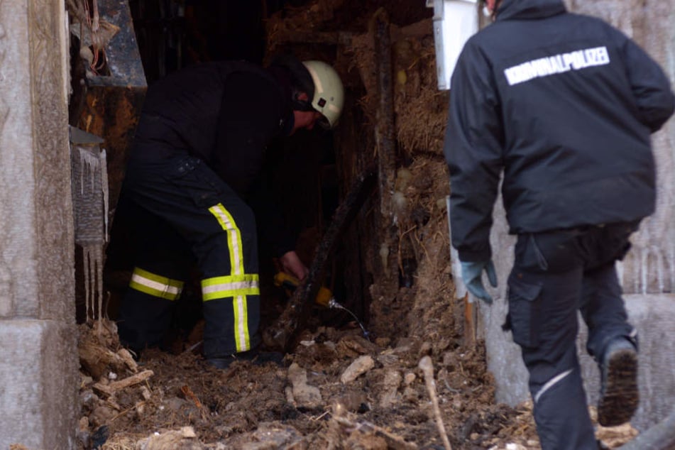 Brandermittler suchen in der Ruine nach Spuren. Nur mühsam kommen sie dabei voran.
