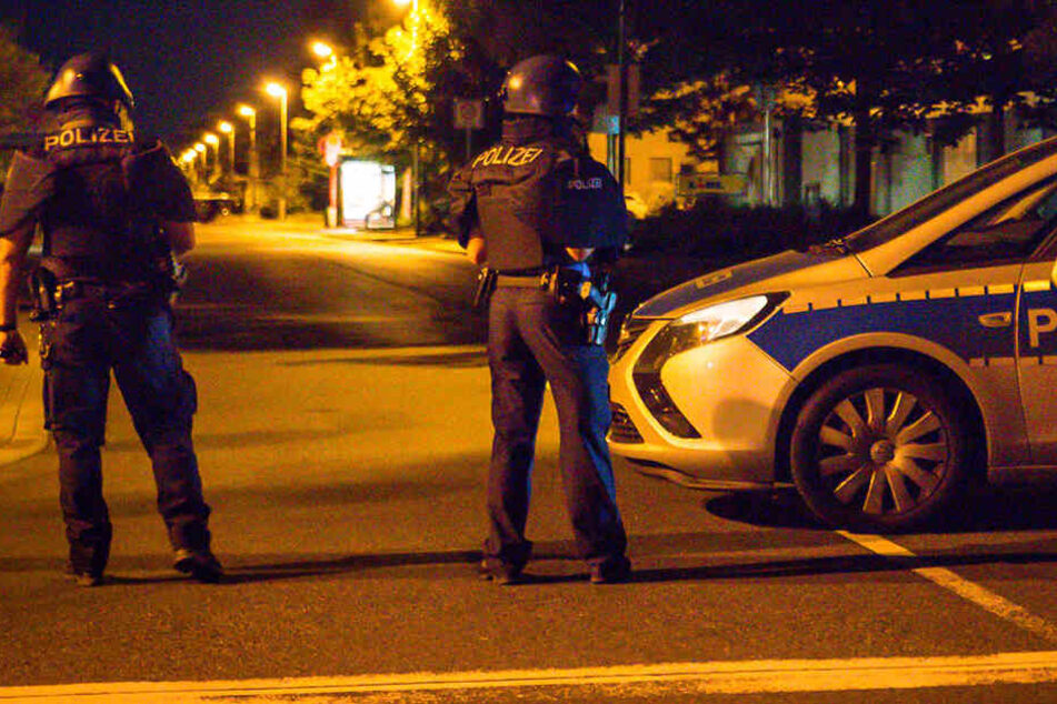 Die Polizisten riegelten das Gelände weiträumig ab.