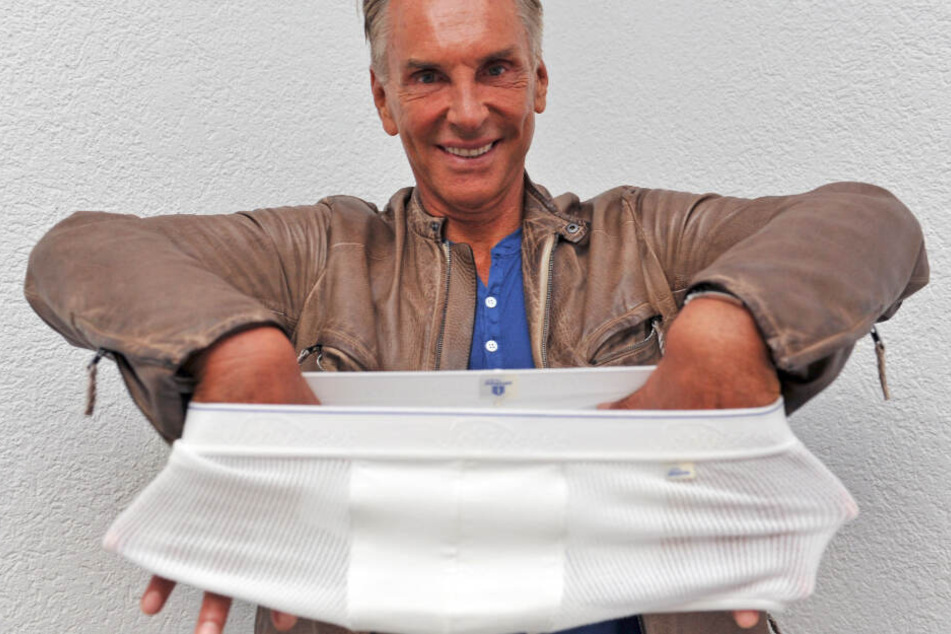 Wolfgang Joop zeigt beim insolventen Traditions-Wäschehersteller Schiesser ein Unterhose.