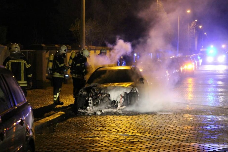 Feuerwehrleute konnten den in Flammen stehenden Mercedes löschen, ihn aber nicht mehr retten.