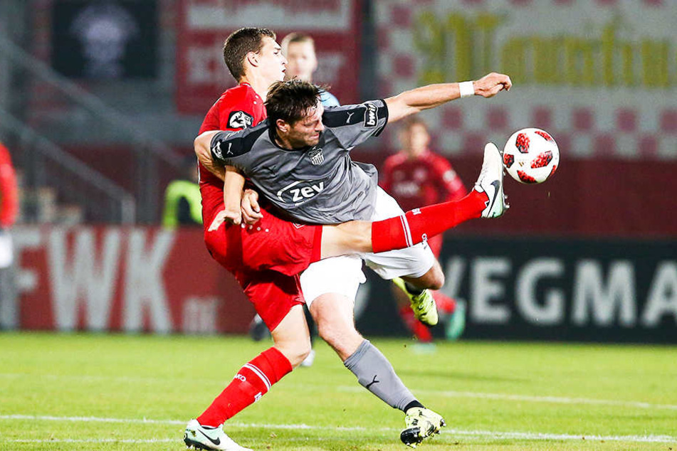 Ronny König (r.) legt sich gegen Hendrik Hansen voll ins Zeug.