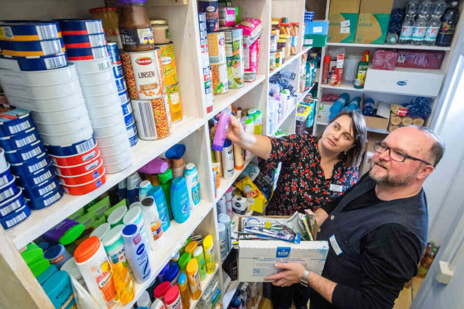 Alfred Mucha (51) und Diakonie-Chefin Karla McCabe (46) prüfen den Bestand von Spenden im Treff für Wohnungslose.