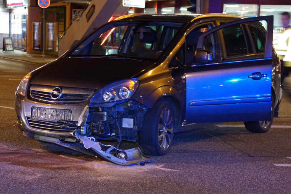 Der Fahrer dieses Opels nahm dem Rollerfahrer die Vorfahrt.