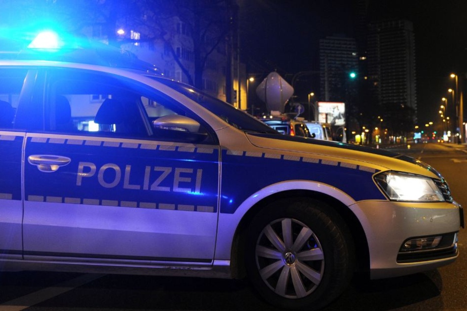 Nachdem der gestohlene Wagen nicht mehr fahrbereit war, floh er Fahrer zu Fuß weiter und wurde von den Polizisten ergriffen (Symbolbild).