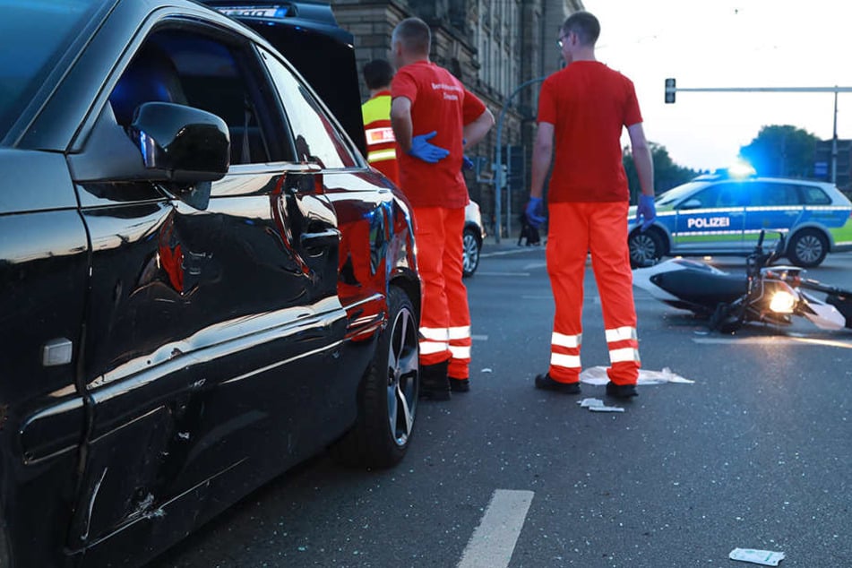 Die Unfallaufnahme durch die Polizei läuft derzeit - mit Behinderungen ist zu rechnen.